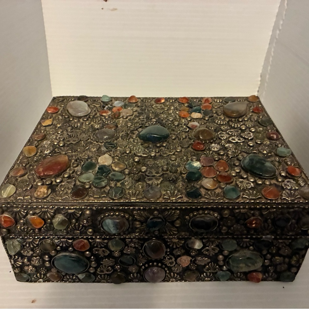 LG VINTAGE SEMI PRECIOUS JEWEL ENCRUSTED TREASURE CHEST TRINKET BOX STONE SILVER